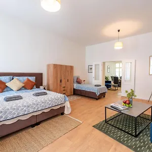 Retreat Downtown Апарт-отель Прага